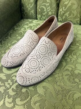 Clarks Women's Sand Trish
Calla Perforated Suede Loafers Shoes Size 9
